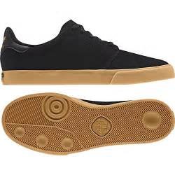 Core Black/Gum/Gold Metallic